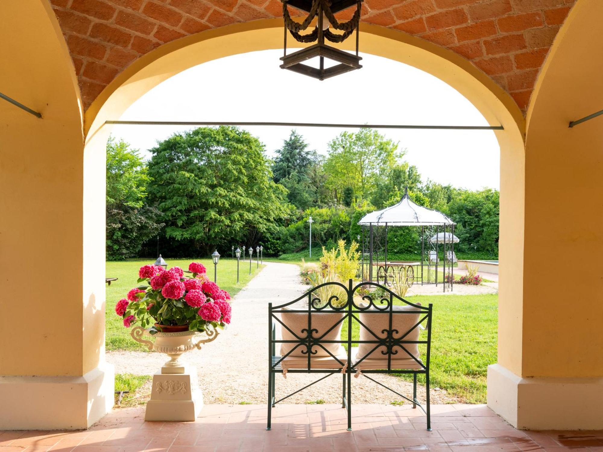 Elizabeth Country House, A Member Of Design Hotels Minerbio Екстериор снимка